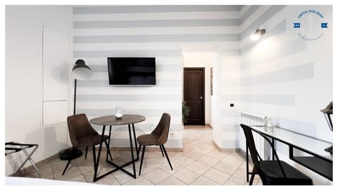 TV and multimedia, Living room, Seating area, Dining area