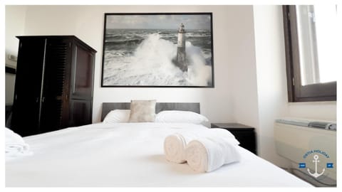 Bed, Decorative detail, Bedroom, towels