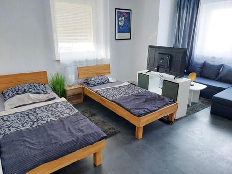 Bed, TV and multimedia, Photo of the whole room, Seating area, Bedroom