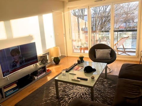 Communal lounge/ TV room, TV and multimedia, Living room, Dining area