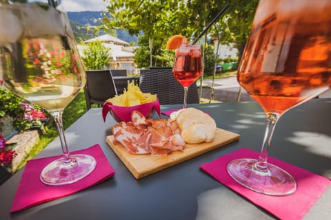 Restaurant/places to eat, Lounge or bar, Food, Drinks