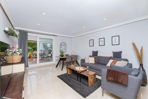 TV and multimedia, Living room, Seating area, Dining area, air conditioner
