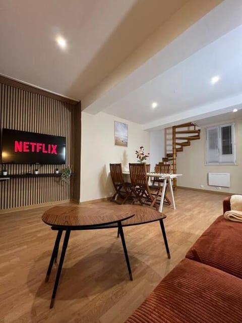 TV and multimedia, Living room, Seating area, Dining area