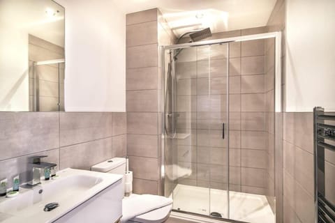 StayZeni, Alexandra Rise Manchester Cool 1 Bed Apartment in Stretford