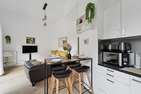 TV and multimedia, Coffee/tea facilities, Kitchen or kitchenette, Living room, Seating area, Dining area, minibar, oven, stove