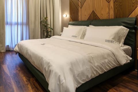 Bed, TV and multimedia, Photo of the whole room, Bedroom, oven