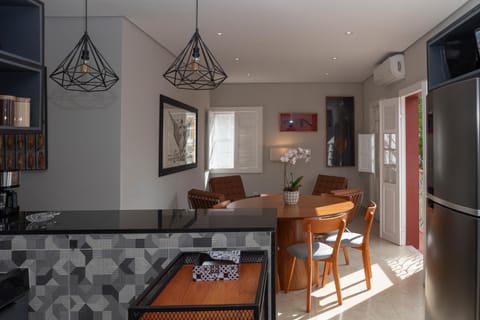 Kitchen or kitchenette, Living room, Seating area, Dining area