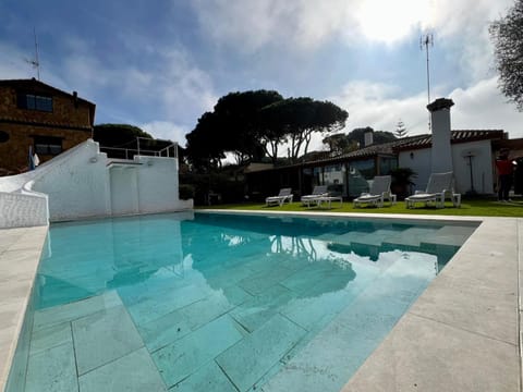 Swimming pool, sunbed