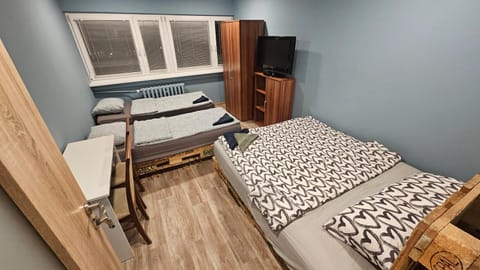 Bed, TV and multimedia, Bedroom