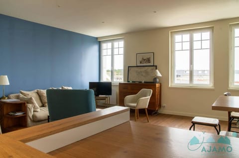 108 - Appartement T4, au dernier étage, avec ascenseur, de la résidence des Arcades, avec magnifique vue mer. Apartment in Brittany