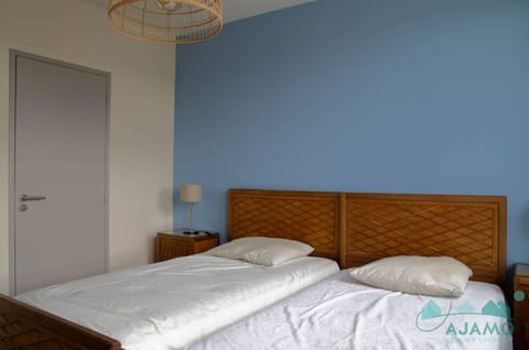 108 - Appartement T4, au dernier étage, avec ascenseur, de la résidence des Arcades, avec magnifique vue mer. Apartment in Brittany