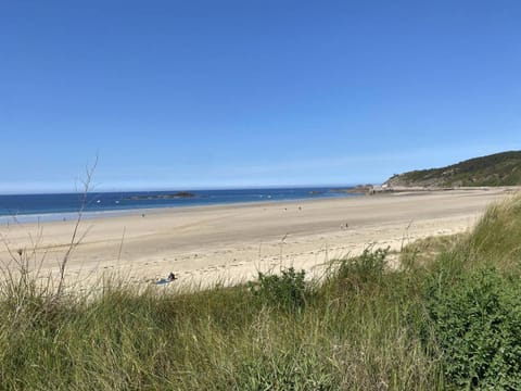 108 - Appartement T4, au dernier étage, avec ascenseur, de la résidence des Arcades, avec magnifique vue mer. Apartment in Brittany