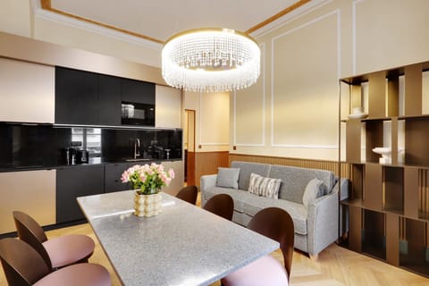 Kitchen or kitchenette, Living room, Seating area, Dining area, minibar, pet friendly