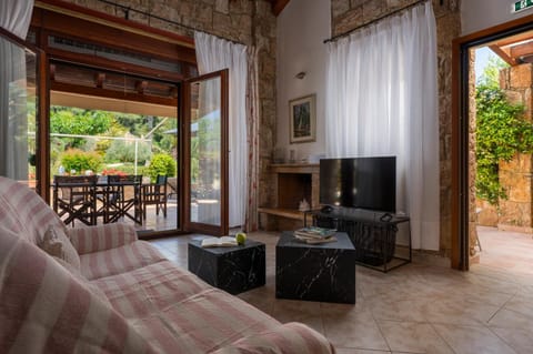 TV and multimedia, Living room, Seating area, Evening entertainment, Garden view