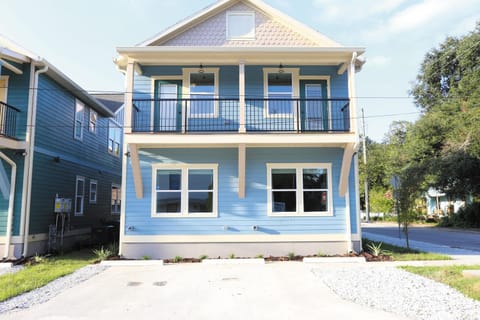 The Lotus Suite Newly Built Upscale Central House in Gainesville