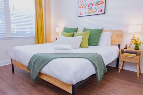 The Botanical Suite Newly Built Upscale Central House in Gainesville