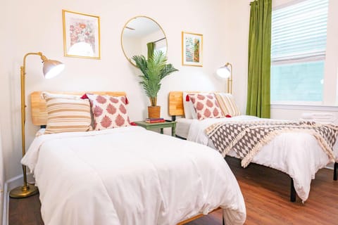 The Botanical Suite Newly Built Upscale Central House in Gainesville