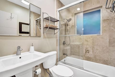 3bed 2bath with pool, 5 min. walk to food and fun House in Wilton Manors