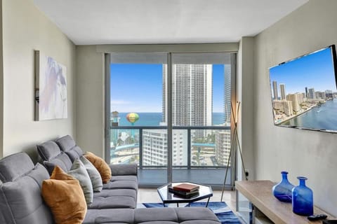Spacious Luxury Ocean View 4 Bdrs 3Baths 17 FL House in Hallandale Beach