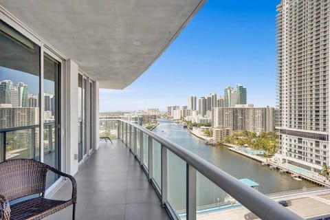 Spacious Luxury Ocean View 4 Bdrs 3Baths 17 FL House in Hallandale Beach