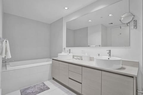 Awesome Ocean View Modern Condo Pool Shuttle House in Hallandale Beach