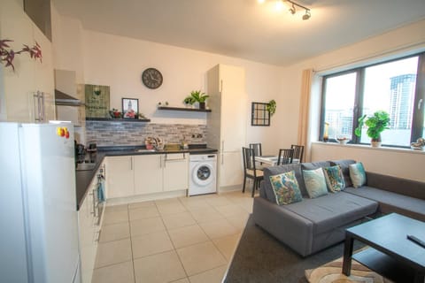 Ideal for groups - Lovely 2 Bedroom Apartment - Free Parking, Transit links, Close to Stadiums Apartment in Salford