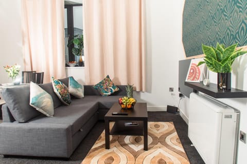 Ideal for groups - Lovely 2 Bedroom Apartment - Free Parking, Transit links, Close to Stadiums Apartment in Salford