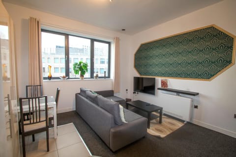 Ideal for groups - Lovely 2 Bedroom Apartment - Free Parking, Transit links, Close to Stadiums Apartment in Salford