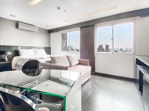 Bed, TV and multimedia, Living room, Photo of the whole room, Seating area, Bedroom, air conditioner