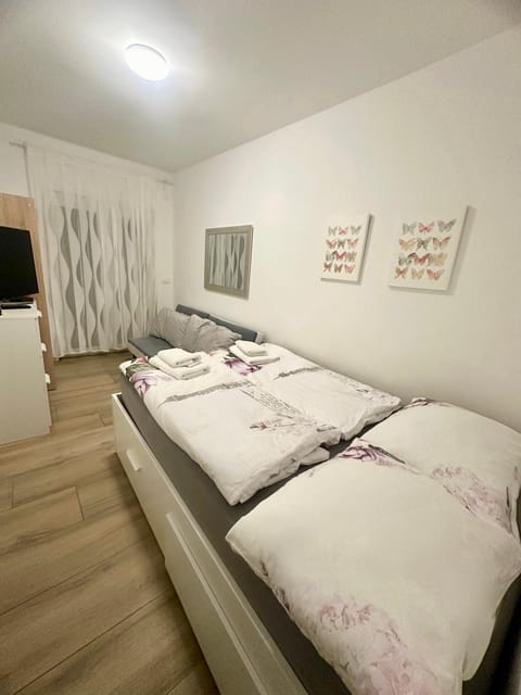 Bed, TV and multimedia, Bedroom