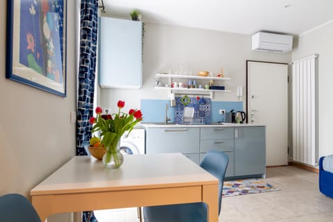 Kitchen or kitchenette, Living room, Seating area, Dining area, air conditioner