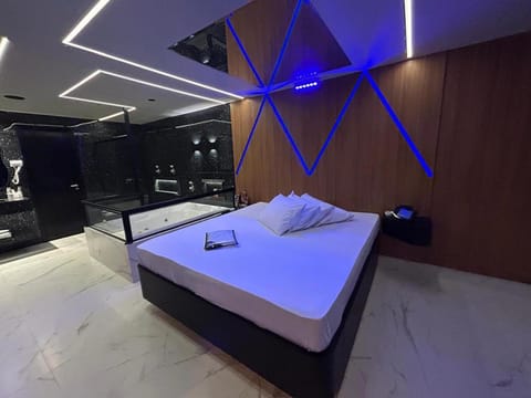 Property building, Bed, Hot Tub, TV and multimedia, Photo of the whole room, Bedroom, hair dryier, towels, air conditioner