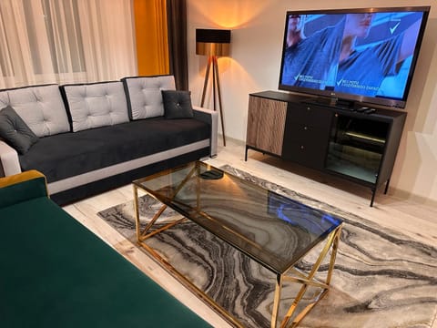 Communal lounge/ TV room, Bed, TV and multimedia, Living room, Seating area, Evening entertainment