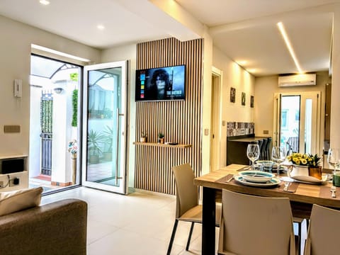 TV and multimedia, Coffee/tea facilities, Kitchen or kitchenette, Living room, Seating area, Dining area, minibar, oven, air conditioner