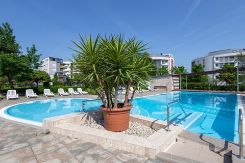 Property building, Garden, Swimming pool, sunbed