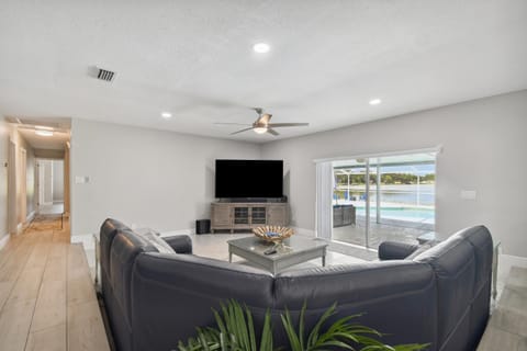 Communal lounge/ TV room, TV and multimedia, Living room, Seating area, Evening entertainment