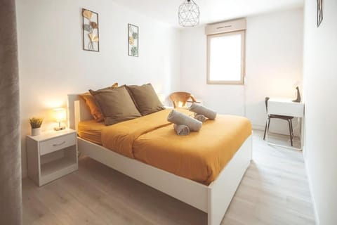 Bed, Photo of the whole room, Seating area, Bedroom