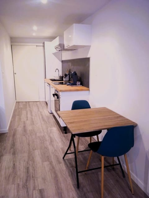 Kitchen or kitchenette, Dining area, minibar, stove