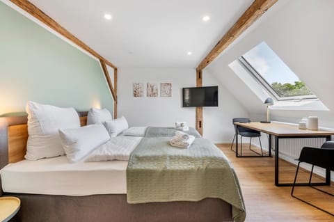 Bed, TV and multimedia, Living room, Photo of the whole room, Seating area, Bedroom