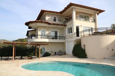 Property building, Patio, Day, Swimming pool, sunbed