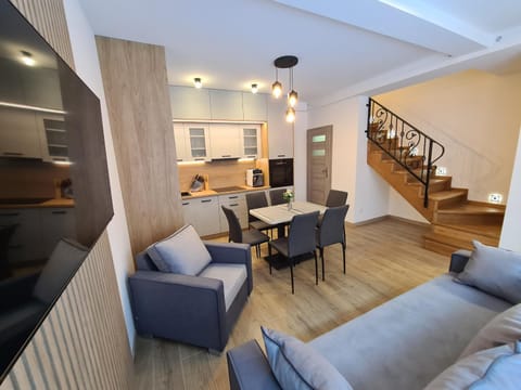 TV and multimedia, Kitchen or kitchenette, Living room, Seating area, Dining area