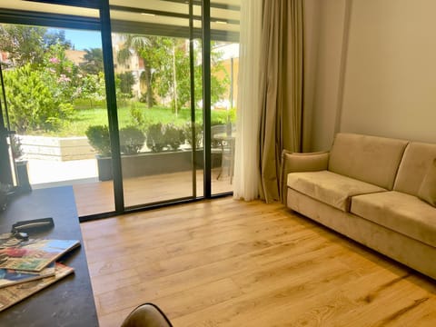 Patio, Day, Garden, TV and multimedia, View (from property/room), Balcony/Terrace, Living room, Seating area, Garden view