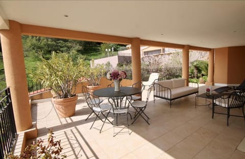 Villa Mimosa - Piscine, tennis, terrasse vue mer, clim, wifi House in Mandelieu-La Napoule