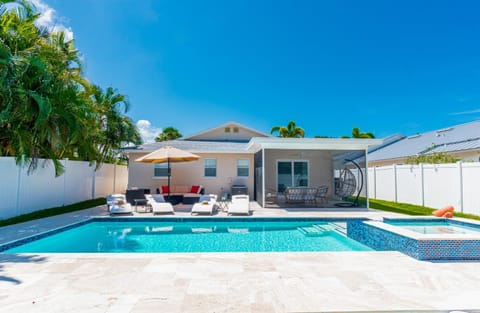 Property building, Patio, Day, Pool view, Swimming pool, sunbed