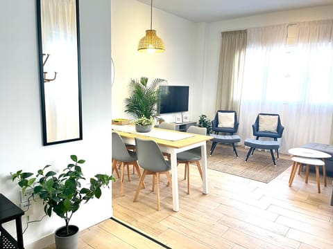 TV and multimedia, Living room, Seating area, Dining area