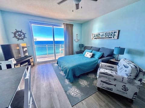 Communal lounge/ TV room, Bed, TV and multimedia, Living room