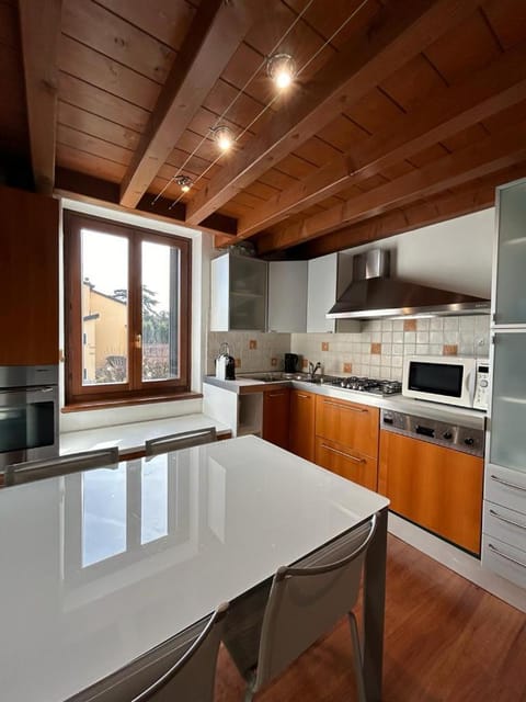 Kitchen or kitchenette, Dining area, dishwasher, minibar, stove