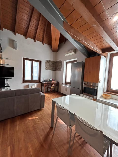 TV and multimedia, Living room, Seating area, Dining area