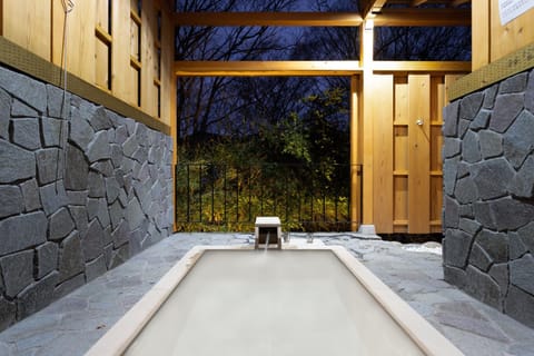 Open Air Bath, Open Air Bath