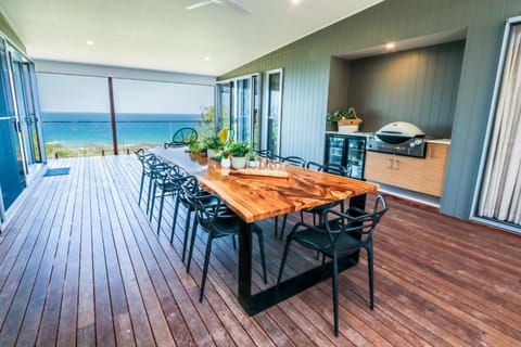 Seating area, Dining area, Sea view